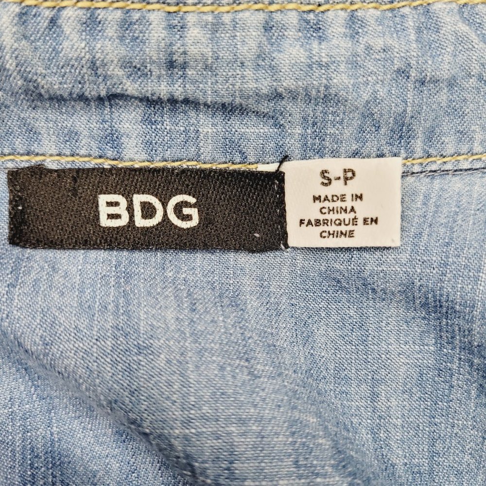 BDG Urban Outfitters Chambray Shirt Blue Size Small Studded Button-Down Western - Picture 9 of 9